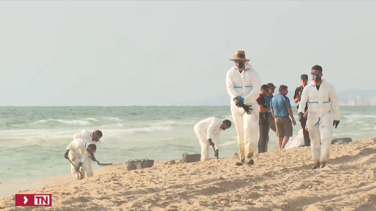 Tres playas de Valencia contaminadas por un vertido de hidrocarburos