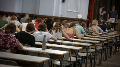 Atascos en la Ciudad Universitaria por la masiva afluencia  a las oposiciones a la Administración del Estado