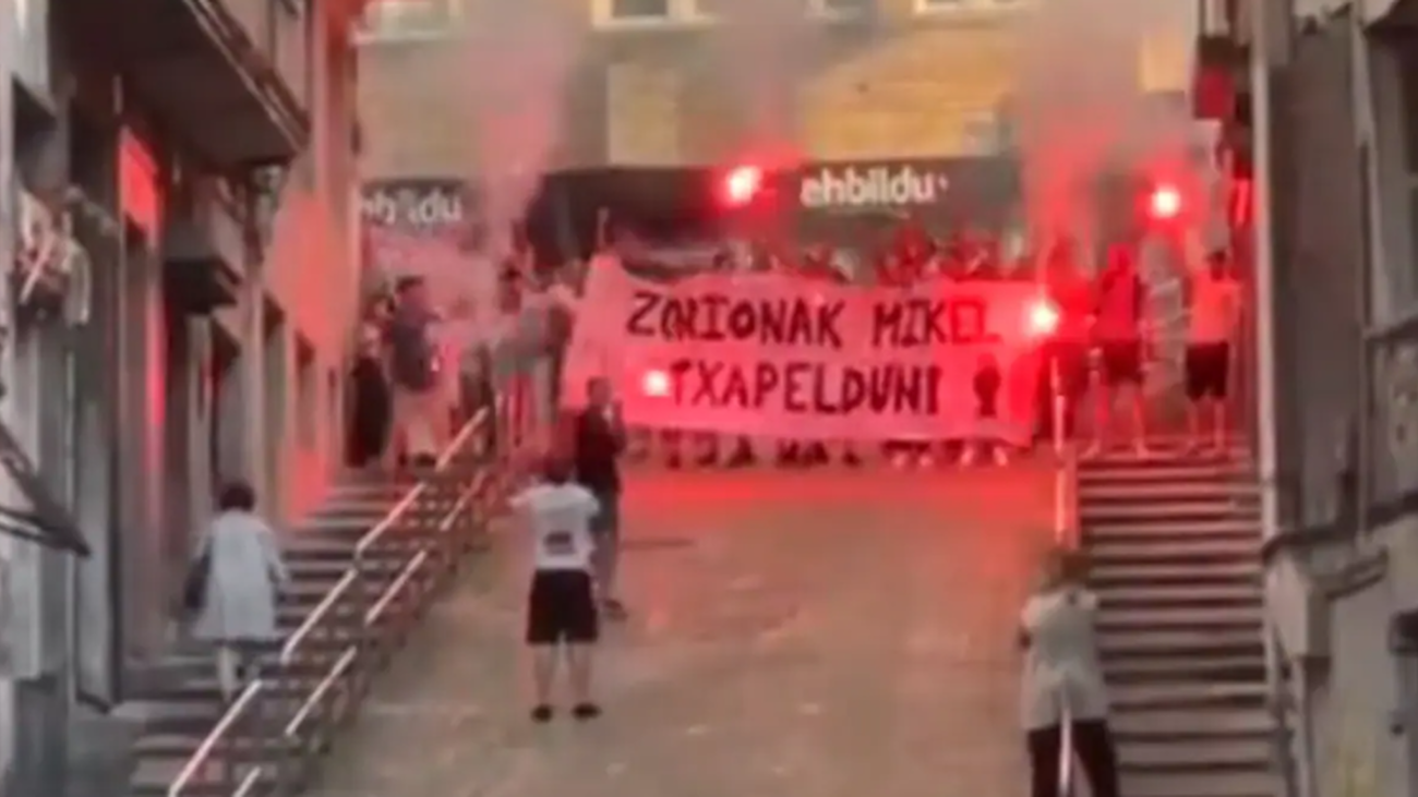 Bengalas, pancarta y 'La potra salvaje' para recibir a Oyarzabal frente a la sede de Bildu