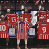 Seis socios del Atlético de Madrid estrenan en exclusiva la nueva camiseta