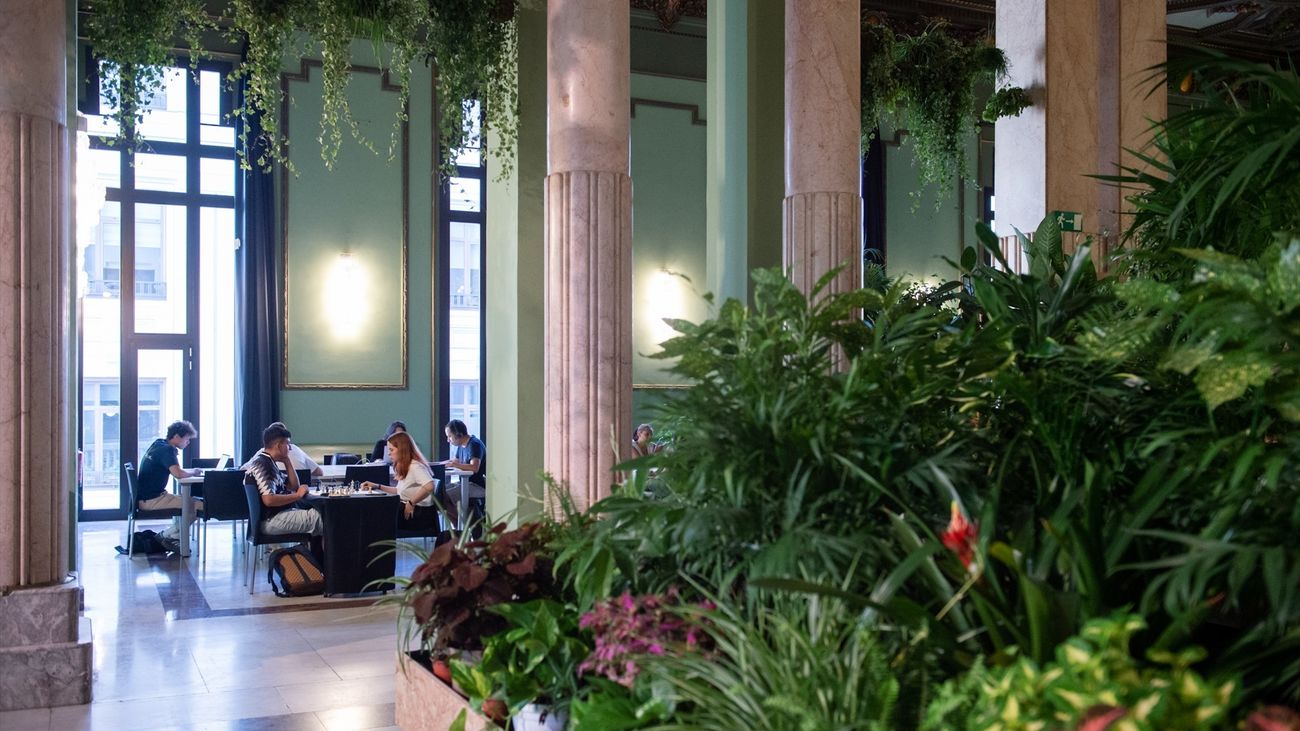 El Círculo de Bellas Artes abre al público su salón de baile para refugiarse del calor