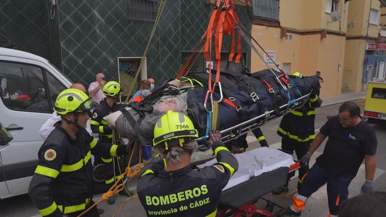 Bomberos rescatan de su casa en Cádiz a un hombre con obesidad mórbida de 300 kilos
