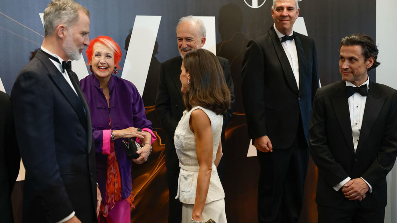 El rey ensalza la "gran prensa" por responder a cada etapa y promover "el buen periodismo"