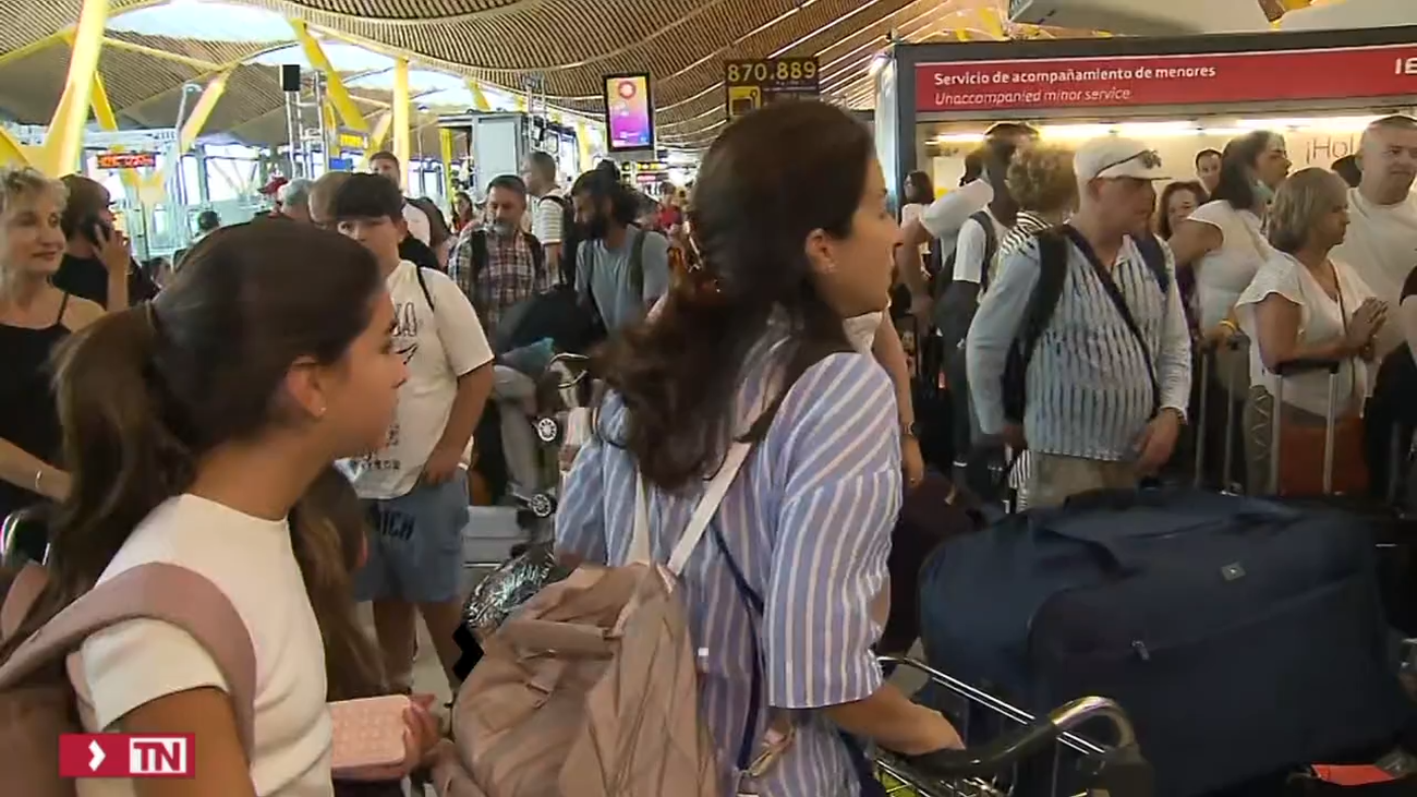 Una avería informática de Microsoft provoca el caos en Barajas