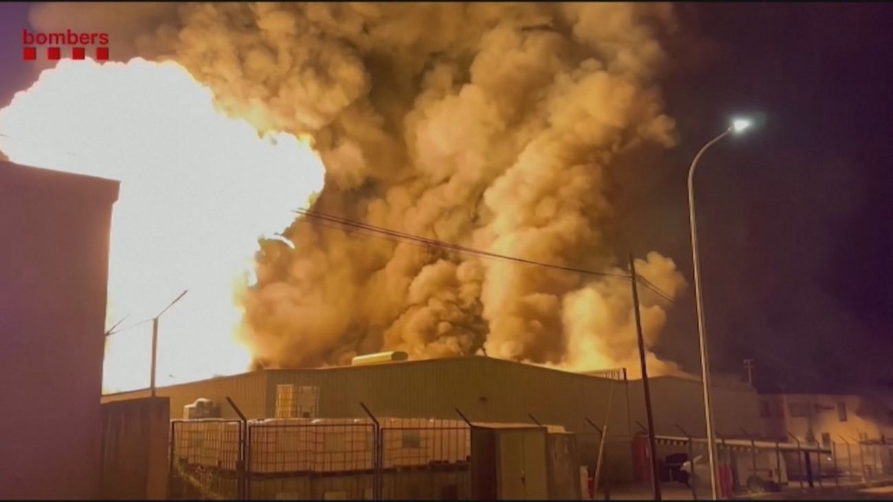 Controlado el  incendio de 5 naves que ha obligado a confinar a la población en  Polinyà (Barcelona)