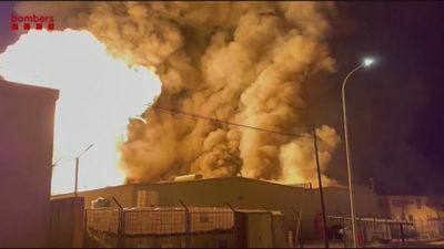 Controlado el  incendio de 5 naves que ha obligado a confinar a la población en  Polinyà (Barcelona)