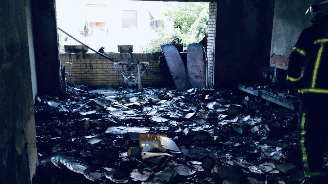 Los bomberos extinguen el fuego en una vivienda de Majadahonda