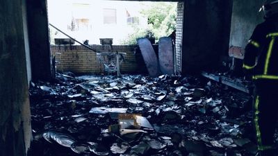 Los bomberos extinguen un incendio en una vivienda en Majadahonda