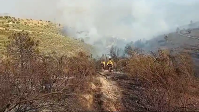 Estabilizado el  incendio que obligó a desalojar 70 viviendas en Víznar, Granada