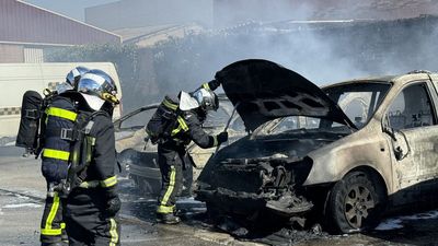 6 vehículos calcinados por un incendio en una chabola en Leganés