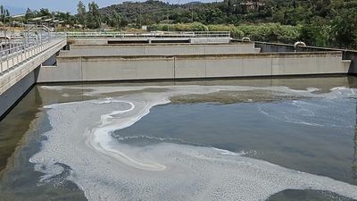 El incendio de una empresa química de Polinyà provoca un vertido tóxico en el río Besòs