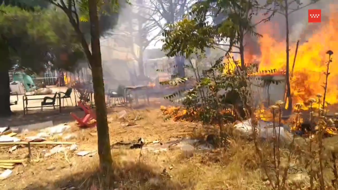 Extinguido un incendio en un terreno donde se acumulaban muebles y enseres en Parla