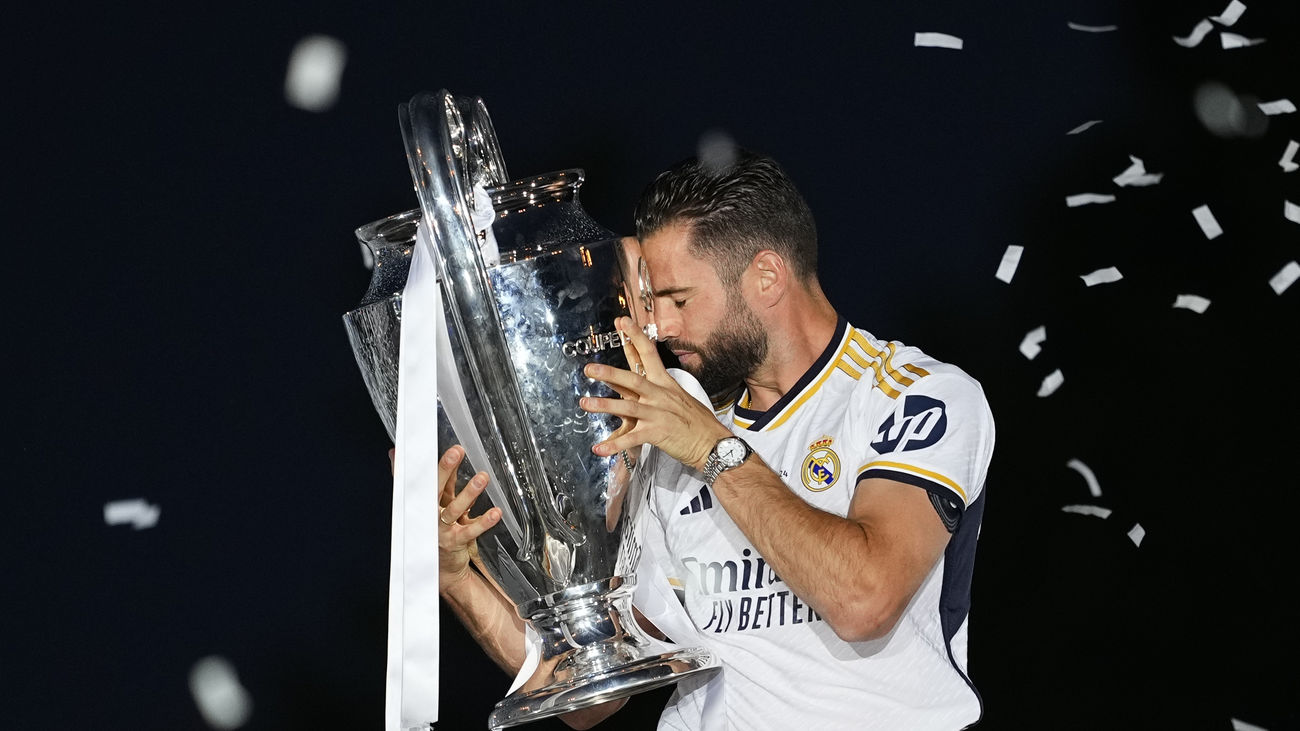 Nacho Fernández con la decimoquinta Champions en Cibeles