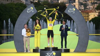 Pogacar remata su tercer Tour con una exhibición en la crono final