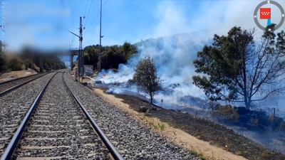 Controlado el incendio que ha obligado a suspender la circulación de trenes entre Villalba y El Escorial