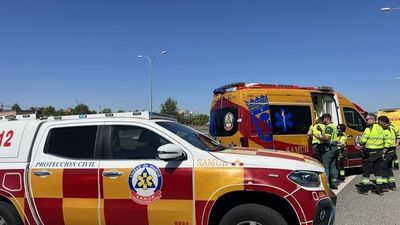 Dos heridos al chocar un camión de recogida de residuos y otro de contenedores en la A-3
