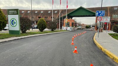 La urbanización Club de Campo de Sanse, obligada a retirar la barrera, los semáforos y el lector de matrículas