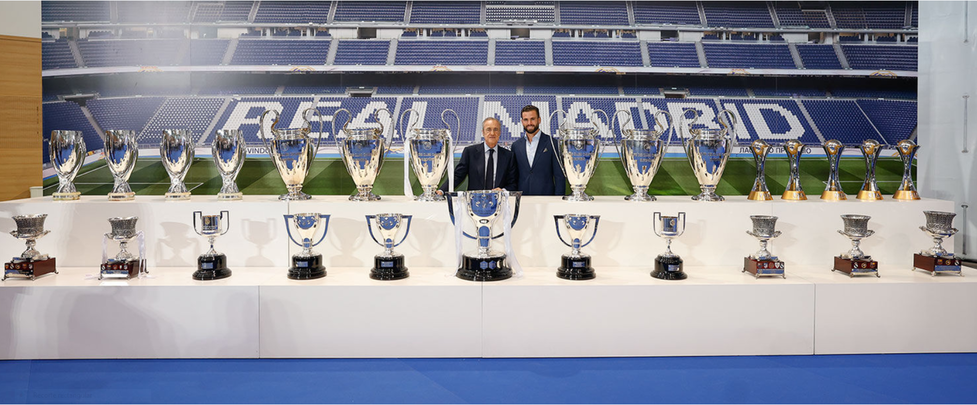 Florentino Pérez y Nacho Fernández posa junto a los 26 trofeos ganados en el Real Madrid / REAL MADRID