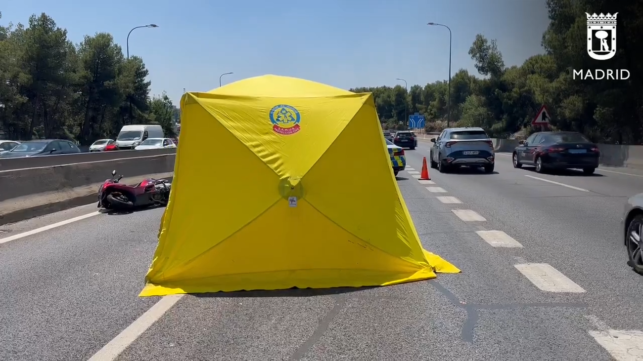 Muere un motorista atropellado por un camión en la M-30