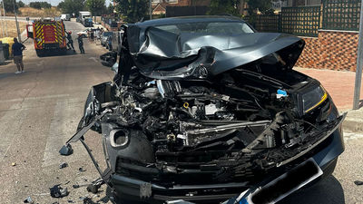 Un vehículo choca contra el camión de bomberos que asistía un incendio de pastos en Loeches