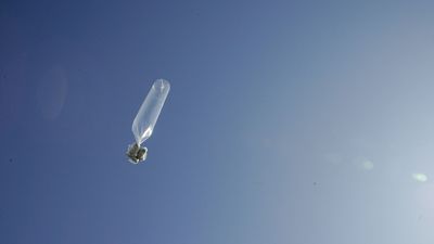 Un globo lleno de basura lanzado por Corea del Norte llega a la Presidencia de Corea del Sur