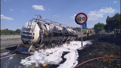 El incendio de un camión en la A-1 complica la operación salida del puente de Santiago