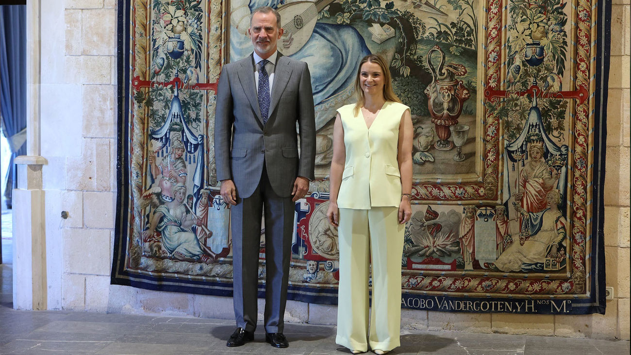 El rey recibe en Mallorca a las autoridades de baleares como apoyo a los atletas de los Juegos de París