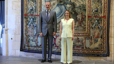El rey recibe en Mallorca a las autoridades de baleares como apoyo a los atletas de los Juegos de París