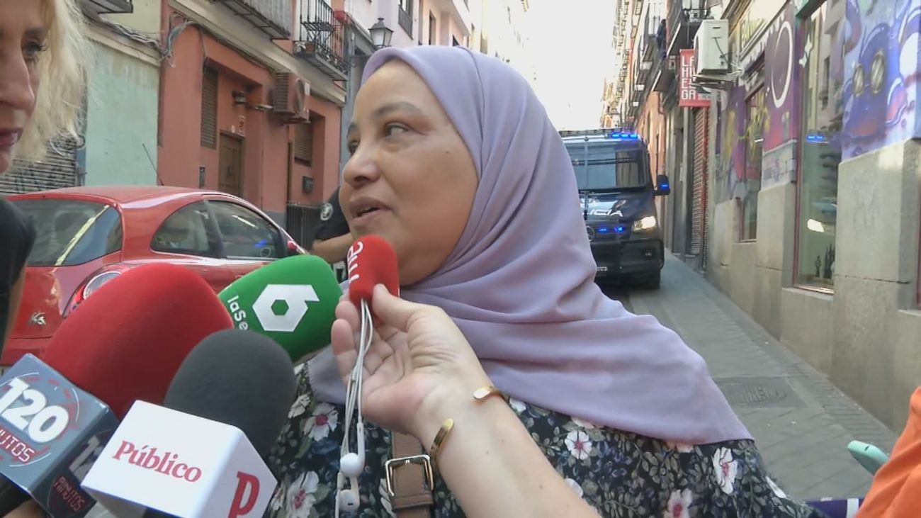 Un activista es detenido tras colgarse 12 metros en un intento de paralizar un desahucio de Lavapiés