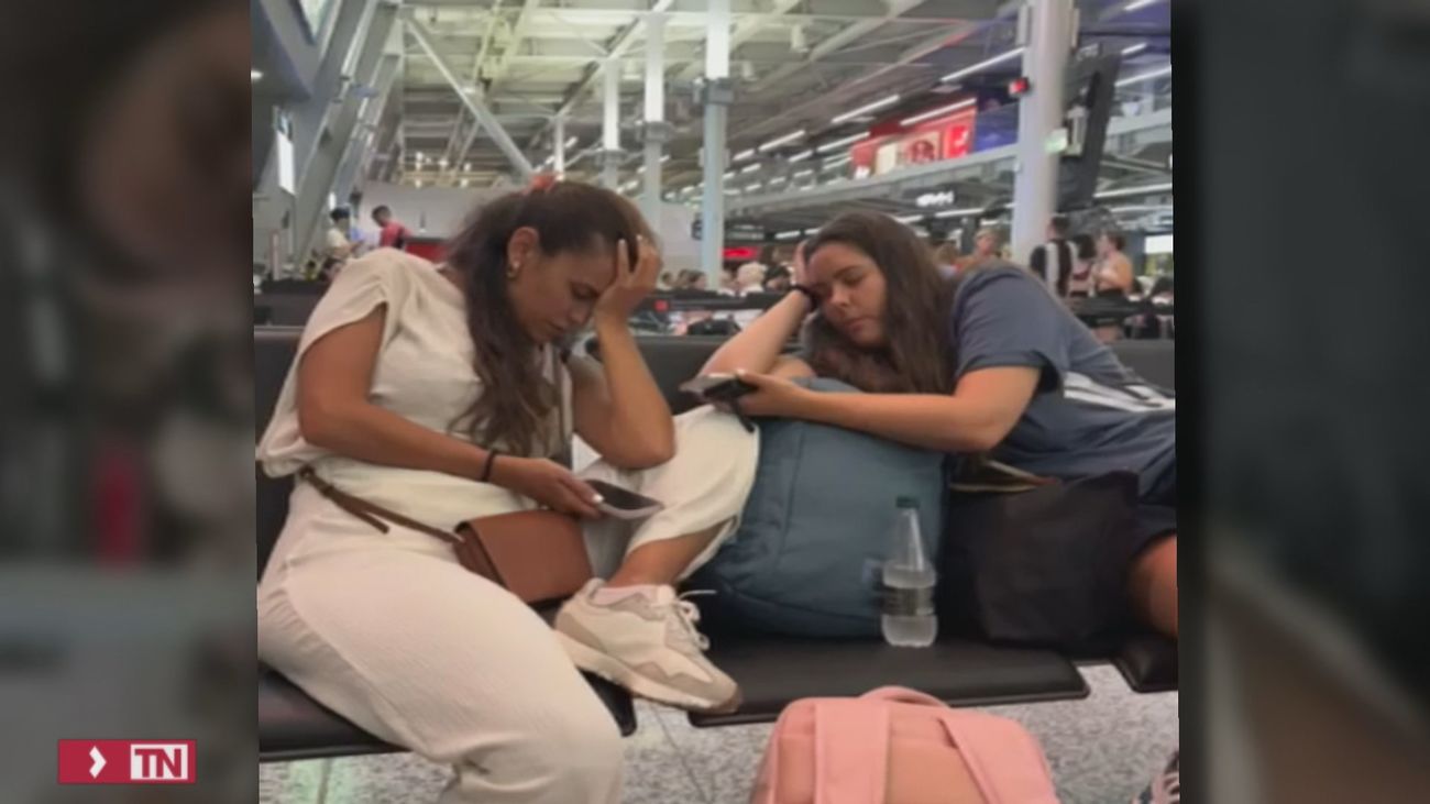 Un centenar de turistas españoles atrapados en el aeropuerto de Tirana