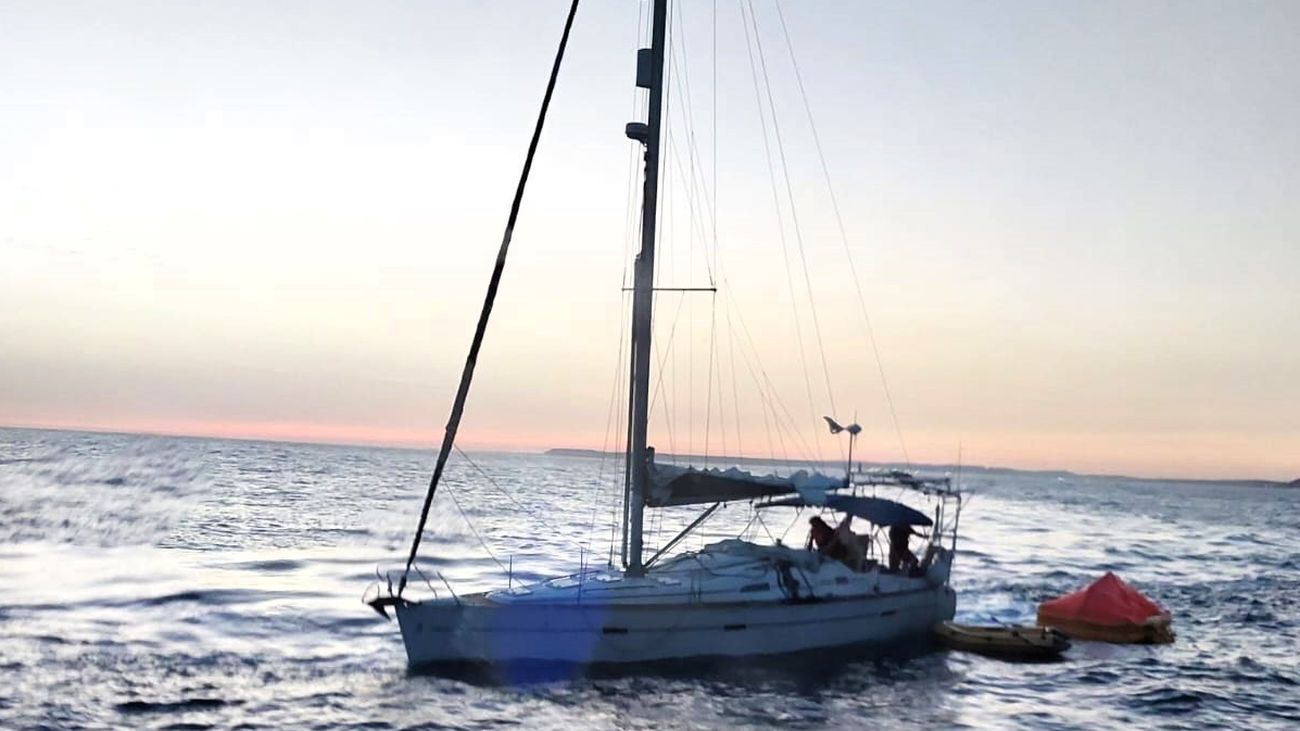 Imagen del velero en aguas del Estrecho con la balsa salvavidas desplegada