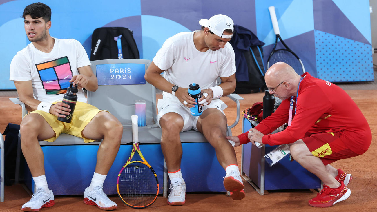 Nadal, vendado en el muslo derecho, prepara el dobles  y duda en el individual