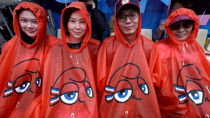 Chubasqueros en París / EFE