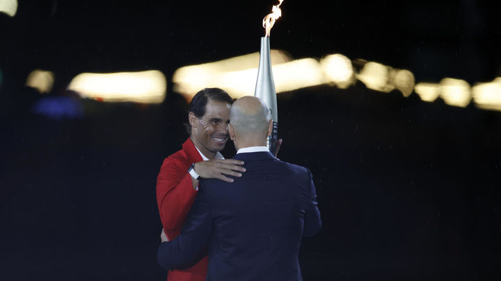Rafael Nadal recibe la antorcha olímpica de manos de Zinedine Zidane / EFE