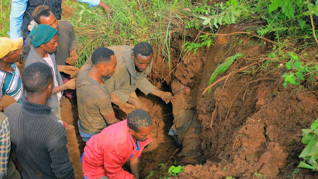 Un grupo de personas busca supervivientes tras los deslizamientos de tierra en Etiopía