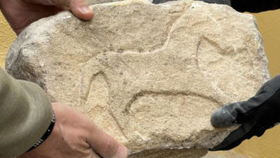 Policías recuperan en la fachada de un restaurante dos piezas arqueológicas del siglo II a. C.