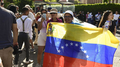 Venezolanos votan en Madrid en un ambiente festivo y al grito de "libertad"