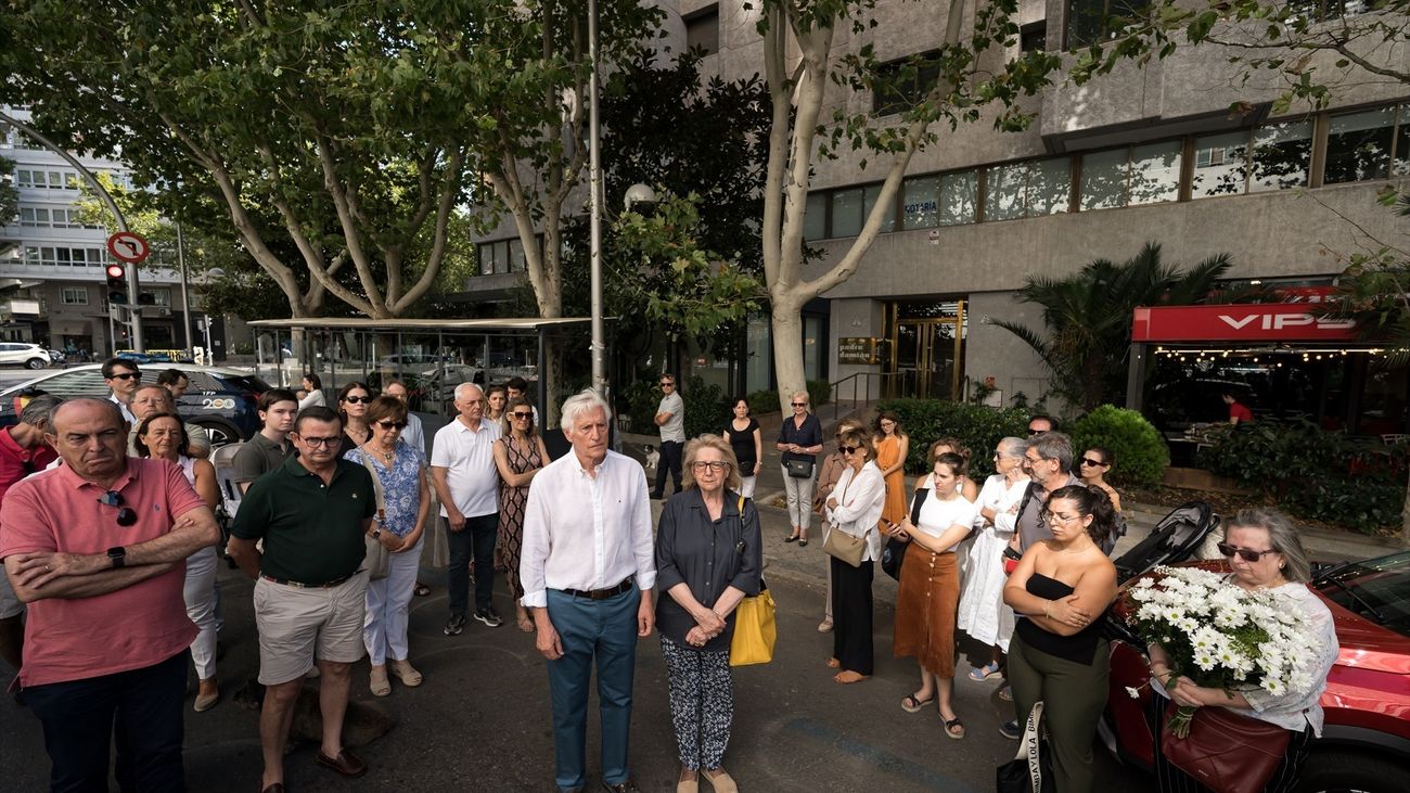 Un centenar de personas homenajean al fallecido a la salida del concierto de Karol G
