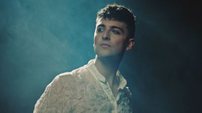 Juanjo Bona rinde homenaje a las trabajadoras de su Colegio Mayor en 'Mis tías'