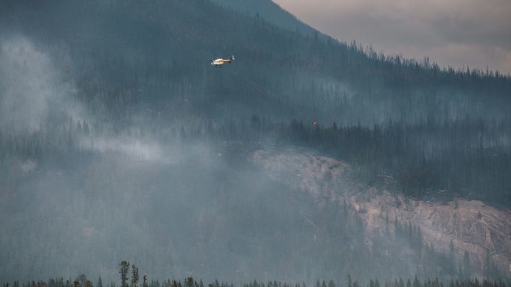 Un helicóptero trabaja para extinguir el incendio en Jasper, Canadá / EUROPA PRESS