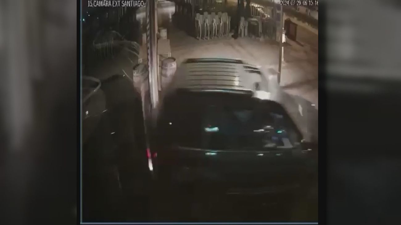 Robo por alunizaje en un restaurante de Fuencarral: estampan un coche todoterreno en la fachada