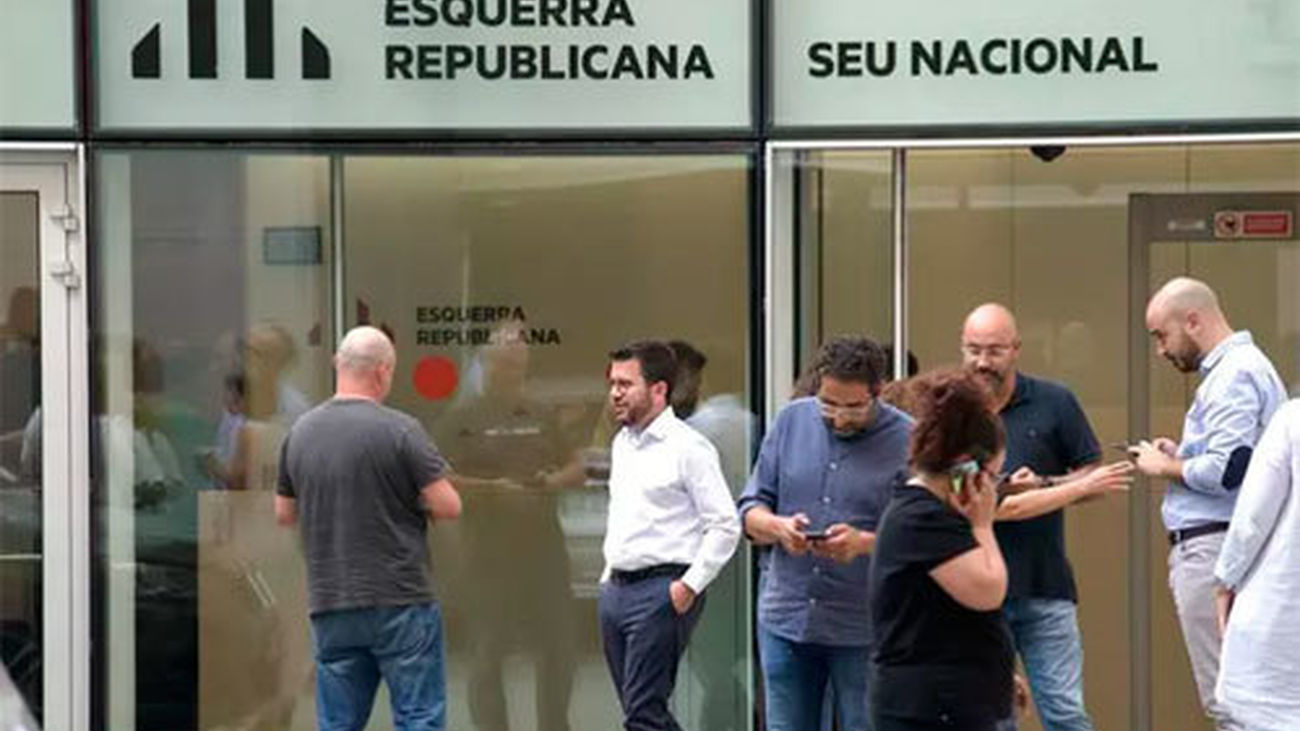 El PSC y ERC acuerdan salir del régimen común y recaudar el 100% de impuestos para investir a Illa