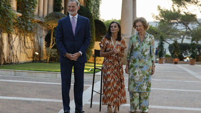 La reina Letizia participa sentada en el besamanos en Marivent por las molestias en el pie