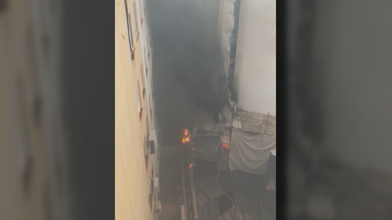 Vecinos y turistas sorprendidos por un incendio en un solar situado en pleno centro de Madrid