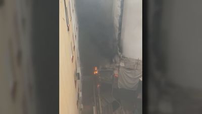 Vecinos y turistas sorprendidos por un incendio en un solar situado en pleno centro de Madrid