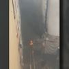 Vecinos y turistas sorprendidos por un incendio en un solar situado en pleno centro de Madrid
