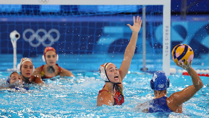 Nona Pérez  defiende a la sudafricana Vasiliki Plevritou / EFE