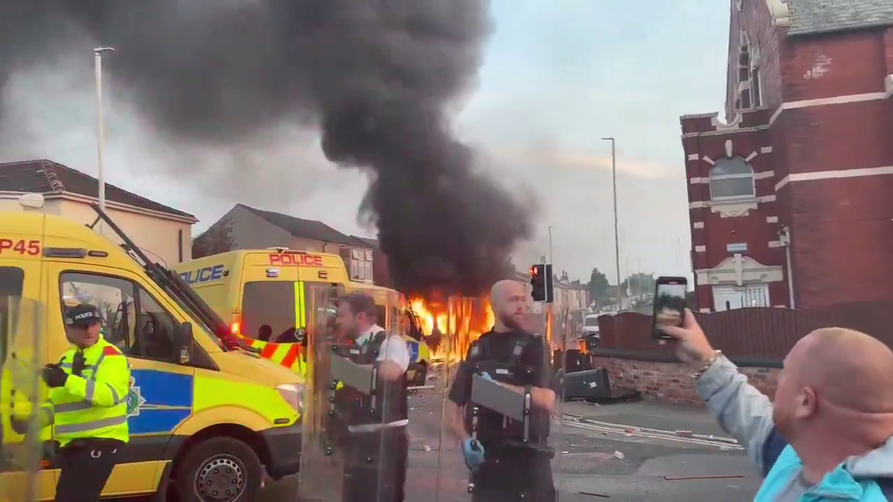 39 policías heridos en el Reino Unido en disturbios tras la muerte de tres niñas apuñaladas