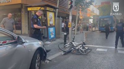 Pierde el control de su coche, golpea un kiosco y atropella a 3 menores y 2 mujeres en Usera