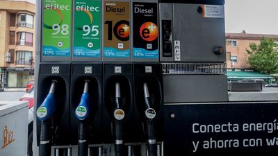 Caen los precios de los carburantes a las puertas de la primera 'Operación salida' de agosto